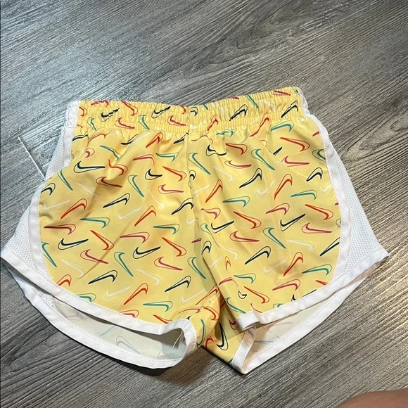 Nike Gray Tee and Yellow Shorts Set-Size 2T - Picture 4 of 9